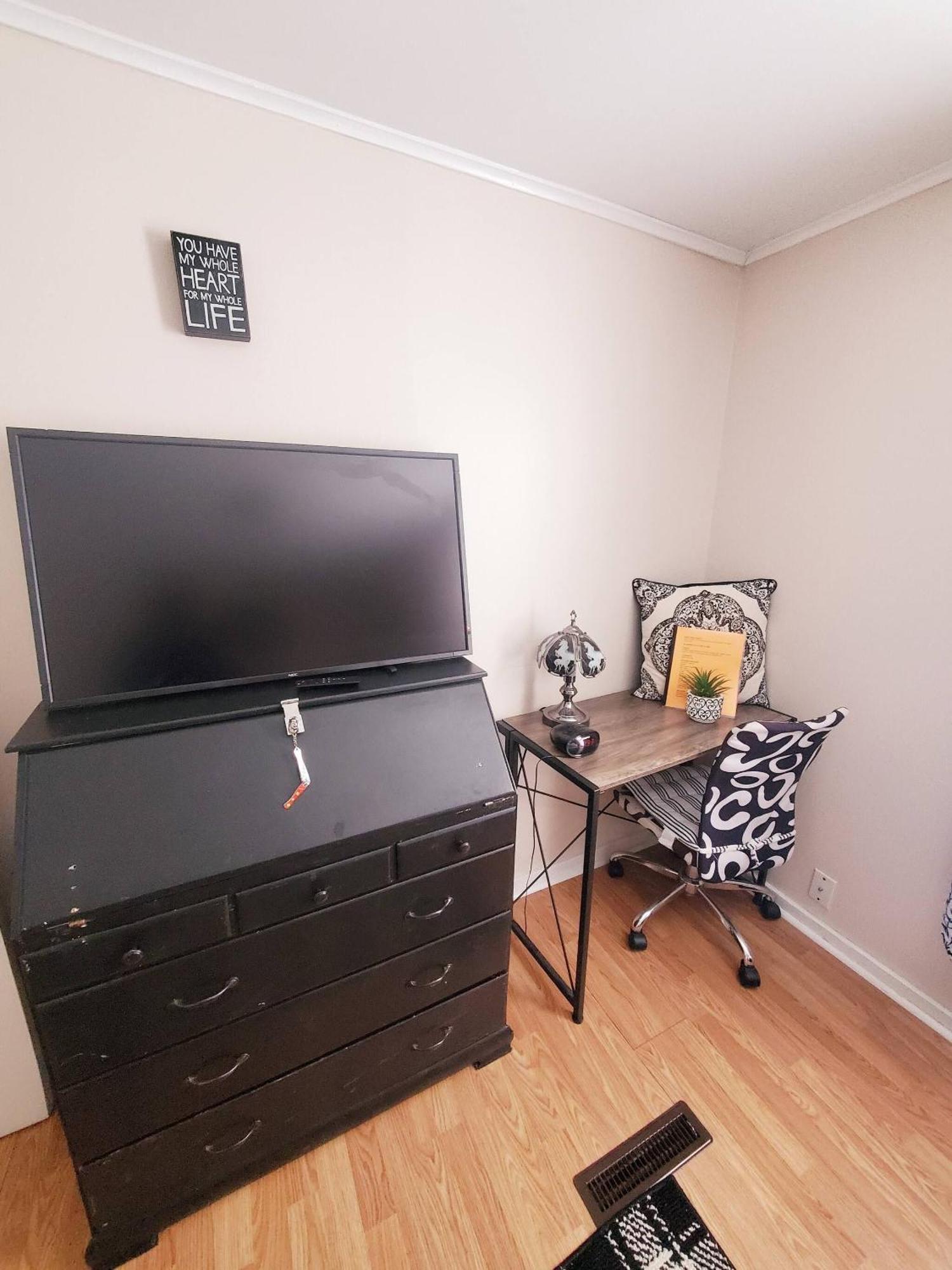 Room In Guest Room - Black-White Rm By Yale U New Haven Eksteriør bilde