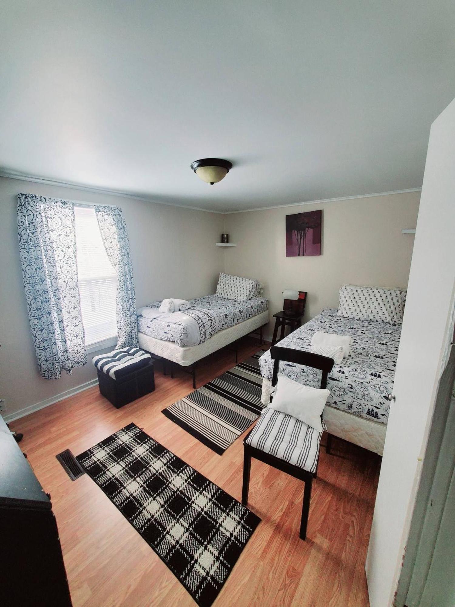 Room In Guest Room - Black-White Rm By Yale U New Haven Eksteriør bilde